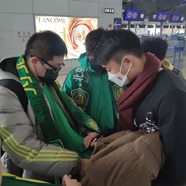 其实，吴鑫是故意想表现的嚣张跋扈一点，最好是让施天齐对吴家心生抵触，这样的话，施天齐或许就会拒绝救治自己的弟弟，或者，故意藏私。
